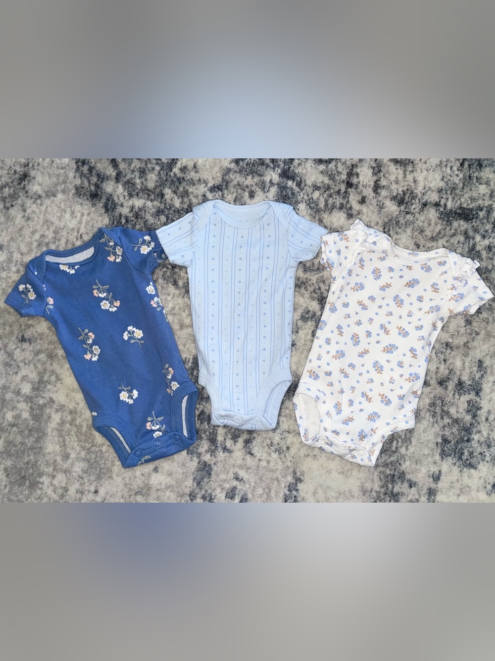 Carters short sleeve bodysuits size newborn